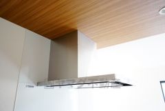 風量が弱・強と切替え可能なレンジフードが調理中の煙をしっかり吸い込みます。手元を照らすライト付きです。