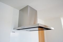同仕様写真。コンロ上には換気扇完備＾＾調理時の蒸気や匂いが換気扇に誘導され、効率的に排煙ができます＾＾
