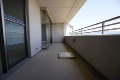 南側に面したバルコニーは日当たり良好です。お洗濯物も気持ちよく干せそうです。日光浴をしたり、星を眺めたりも良いですね^^