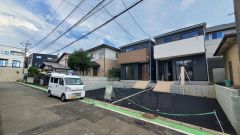 前面道路は広く、車同士がすれ違うスペースが十分にあります。落ち着いた住宅地内で快適な生活を実現してみませんか＾＾