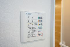 雨の日の洗濯も安心できる浴室暖房乾燥機付き浴室。リモコンで操作もボタン1つで簡単。