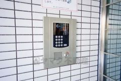 オートロックは、外部の人が自由に建物内に出入りできないため、不審者の侵入防止効果があります。