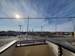 前面に遮るものがなく景色を一望できます。南向きで、日当たりも良好。お洗濯物が良く乾きます。