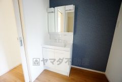 三面鏡つき洗面台。鏡裏にたっぷりとした収納スペースがあります。鏡を閉めてしまえば小物は見えないため、スッキリとした印象の洗面台にできます。