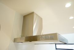 お手入れが簡単なスリム型レンジフードです。調理により発生する油煙や臭いを吸い込み、屋外へ排気してくれます。