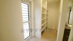 まとめ買いしてもこの収納量なら心配要らずのパントリー。調理家電や食品のストックをすっきりまとめられ、キッチン周りを広々使えます。