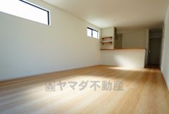 同仕様写真。家族が集まる開放的なリビング。思い思いの時間を過ごしたり、家族みんなで食事をしたり、素敵な団らんの場になりますね＾＾