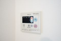 キッチン横からお湯張り、追い炊き、足し湯がボタン一つで楽々操作できる給湯機リモコンです。忙しい夕飯準備の時間帯に重宝しますね。