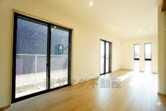 大きな窓のあるリビングは、陽光あふれる明るい空間です。居心地良く、ご家族皆がゆったり寛げる憩いの空間となりそうです。