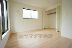 2面採光を確保した明るい室内は、風通しも良く、大変居心地の良い空間となっております。