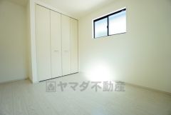 暖かい日差しが差し込む洋室。たっぷり収納できるクローゼット付きでお部屋の中をすっきりと快適に保てます。