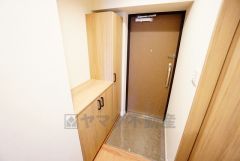 たっぷり収納できるシューズボックスです。家族全員の靴がきれいに整頓できます。棚の上にお花や写真を飾っても良いですね。