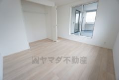 暖かい日差しが差し込む洋室。たっぷり収納できるクローゼット付きでお部屋の中をすっきりと快適に保てます。