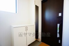 採光も考えられた明るい玄関です。シューズボックスは全身鏡付きで、お出かけ前にコーディネートのチェックが出来ますね。