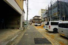 現地（2025年10月7日）撮影。住人以外の車の進入も少なく、小さなお子様を持つご家庭にも安心です。落ち着いた住宅地内で快適な生活を実現してみませんか。