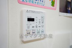 入浴後の水滴や湿気を排出し、カビの発生や臭いを抑制する暖房換気乾燥機付き。雨の日の洗濯物にも効果的です。