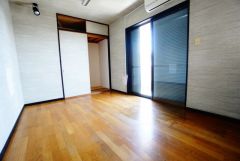 住む人のこだわりを活かす洋室。日当たりがよく、寝室としての利用もおすすめ。広めの押入には荷物をすっきり片付けられ、ゆとりのある暮らしが出来ます＾＾