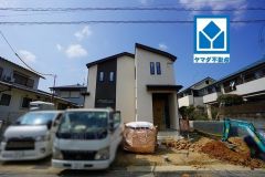 現地（2026年3月16日）撮影。南向き、全居室2面採光で陽当たり良好＾＾最新の設備で気持ちの良い新生活を送りませんか。お気に入りの家具とインテリアで素敵な部屋を作りましょう。