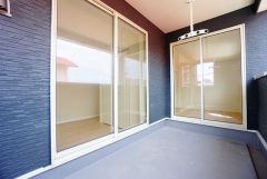 幅広のインナーバルコニーは多少の雨でも洗濯物を守ってくれ、家事を助けてくれること間違いなし。眩しすぎる日差しも和らげます。