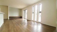 大きな窓のあるリビングは、陽光あふれる明るい空間です。居心地良く、ご家族皆がゆったり寛げる憩いの空間となりそうです。