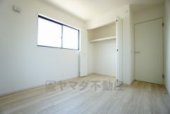 暖かい日差しが差し込む洋室。たっぷり収納できるクローゼット付きでお部屋の中をすっきりと快適に保てます。