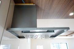 お手入れが簡単なスリム型レンジフードです。調理により発生する油煙や臭いを吸い込み、屋外へ排気してくれます。