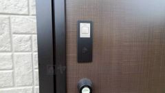 お子様を抱っこしながら簡単に開けられるのが便利なスマートキー。