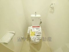 温水、暖房、ウォシュレット付の高機能トイレです。すっきりした見た目で、トイレ奥の掃除もしやすいです。