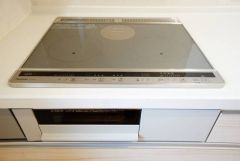 汚れてもサッとふける、お手入れのしやすいIHクッキングヒーター。オール電化なので経済的です。