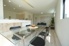 窓から光が差し込む明るいダイニングです＾＾