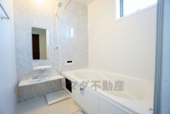 1日の疲れを癒すくつろぎのバスルーム。足を伸ばしてもゆったりと入れるサイズです。お子様と一緒にお風呂に入っても狭くないですね^^