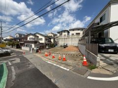 現地（2026年4月16日）撮影。大型車の通行が少なく、騒音や振動が少ないので静かで快適な生活を送れます。落ち着いた住宅地内で快適な生活を実現してみませんか。