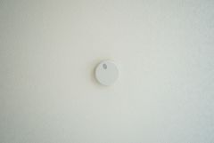 火災報知器が設置されていることで、火災の発生をいち早く感知し、就寝中や留守中でも素早く危険を知らせてくれるため、家族の安全を確保し被害を最小限に抑えられます。