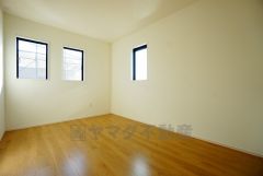 同仕様写真。2面採光を確保した明るい室内は、風通しも良く、大変居心地の良い空間となっております。爽やかな風を感じて起きる朝は、快適生活の始まりに。