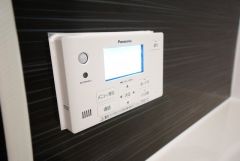 湯量・湯温の設定、そして保温までワンタッチのフルオートバス。便利な追い炊き機能付きです。