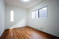 住む人のこだわりを活かす洋室。日当たりがよく、寝室としての利用もおすすめ。広めのクローゼットには荷物をすっきり片付けられ、ゆとりのある暮らしが出来ます＾＾