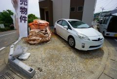 駐車スペースはゆとりある2台分を確保。マイカー用に、お客さま用に、余裕を持ってご利用いただけます＾＾