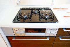 複数の調理を一度に行うことができる3口コンロ。効率よくお料理が出来ます。毎日のお料理も楽しくなりますね＾＾