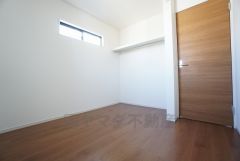 同仕様写真。暖かい日差しが差し込む洋室。たっぷり収納できるクローゼット付きでお部屋の中をすっきりと快適に保てます。