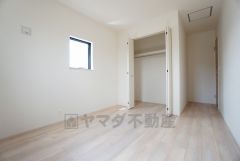 同仕様写真。2面採光を確保した明るい室内は、風通しも良く、大変居心地の良い空間となっております。爽やかな風を感じて起きる朝は、快適生活の始まりに。