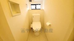 温水洗浄機付トイレです。節水機能もあるので、安心して使えますね。もちろん、1階2階の2ヶ所にトイレがあるので、忙しい朝にもゆとりができますね。