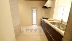 対面式カウンターキッチンからはお子様の様子が見守れます。ダイニングへの配膳や調理の時便利なカウンター付き。