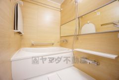 横長の鏡が、空間に奥行をもたらし、広々としたバスルームを印象付けています。