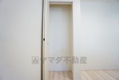 食品や飲料、調理器具をストックできるパントリー付き。