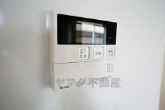 キッチン横からお湯張り、追い炊き、足し湯がボタン一つで楽々操作できる給湯機リモコンです。忙しい夕飯の準備の時間帯に重宝しますね。