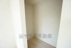 収納力豊富なウォークインクローゼット。洋服や小物などを1箇所にまとめて美しい収納を実現します。スーツケースのような大型の荷物も置けます＾＾