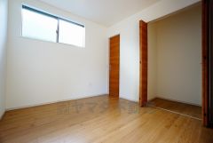 あると嬉しい1階の一部屋。お子様のお昼寝スペースや客間、お友達やご親戚のお泊り部屋としても使えます。