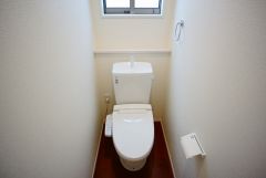 同仕様写真。温水洗浄機付トイレです。節水機能もあるので、安心して使えますね。もちろん、1階2階の2ヶ所にトイレがあるので、忙しい朝にもゆとりができますね。