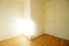 木目調のシンプルデザインで落ち着きと安らぎの空間に仕上げています。