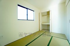 居心地も良い和室は、ワークスペースとしても有効。お仕事を頑張ってちょっと疲れたら、畳に寝転がることもできますね。